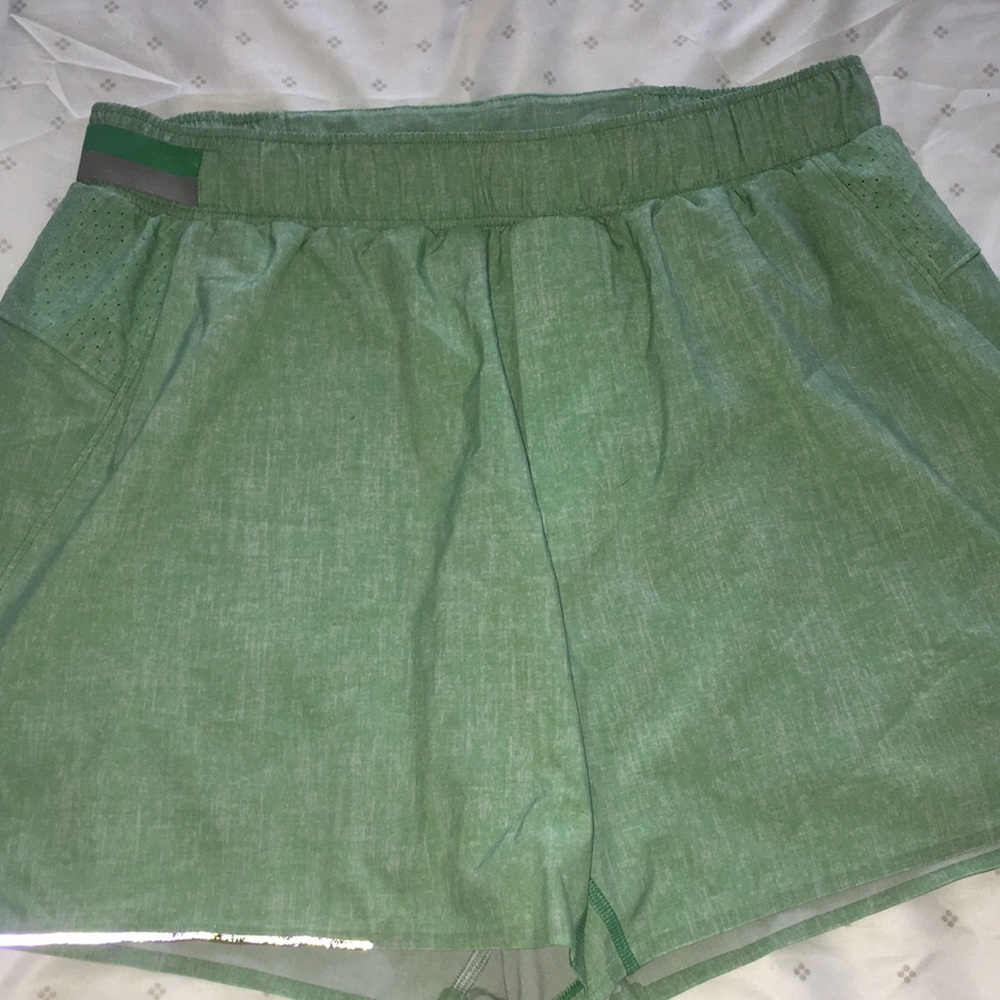 Lululemon Men short green mint excellent condition